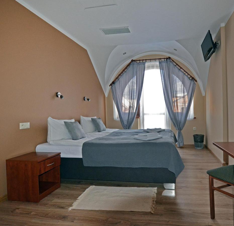 Hotel Tyniecki Красков Екстериор снимка